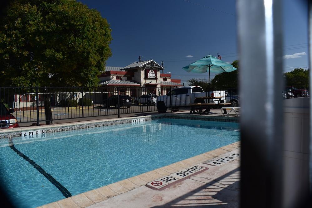 Super 8 By Wyndham Hotel 2*