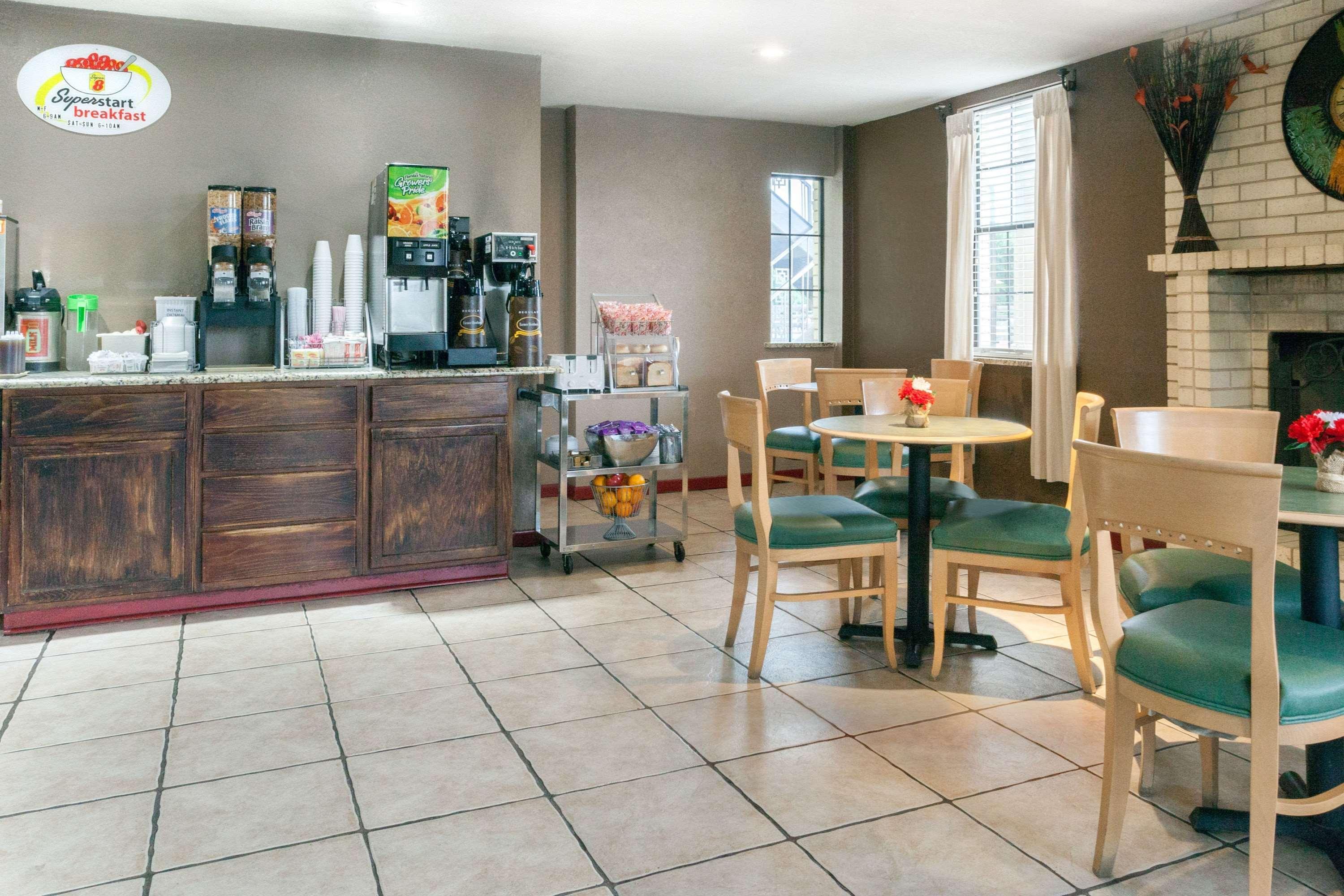 Super 8 By Wyndham Hotel