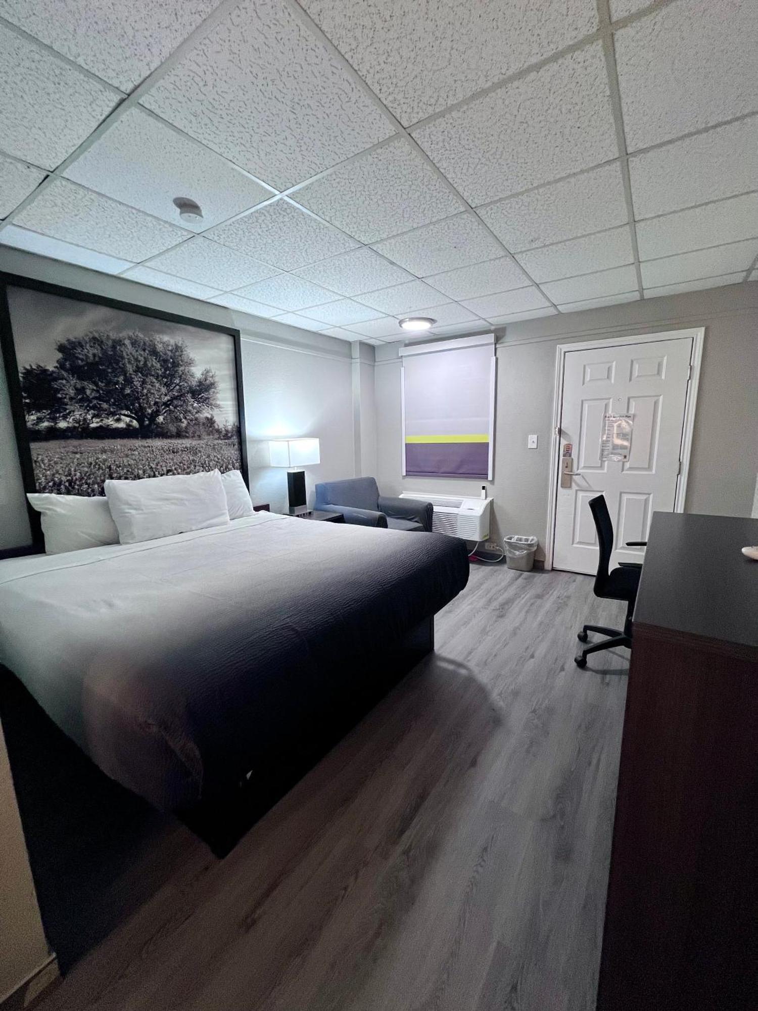 Super 8 By Wyndham Hotel 2*