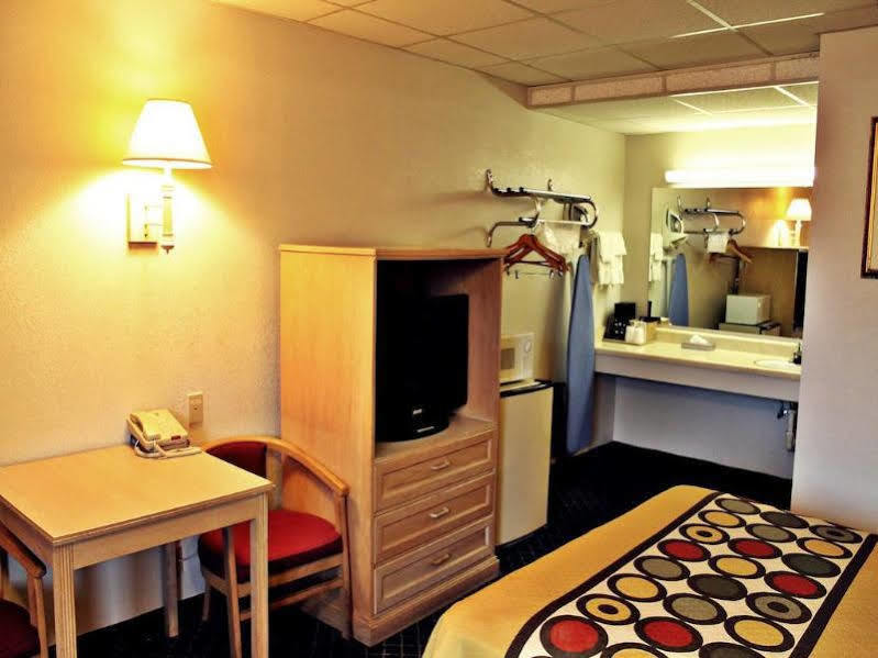 Super 8 By Wyndham Fredericksburg